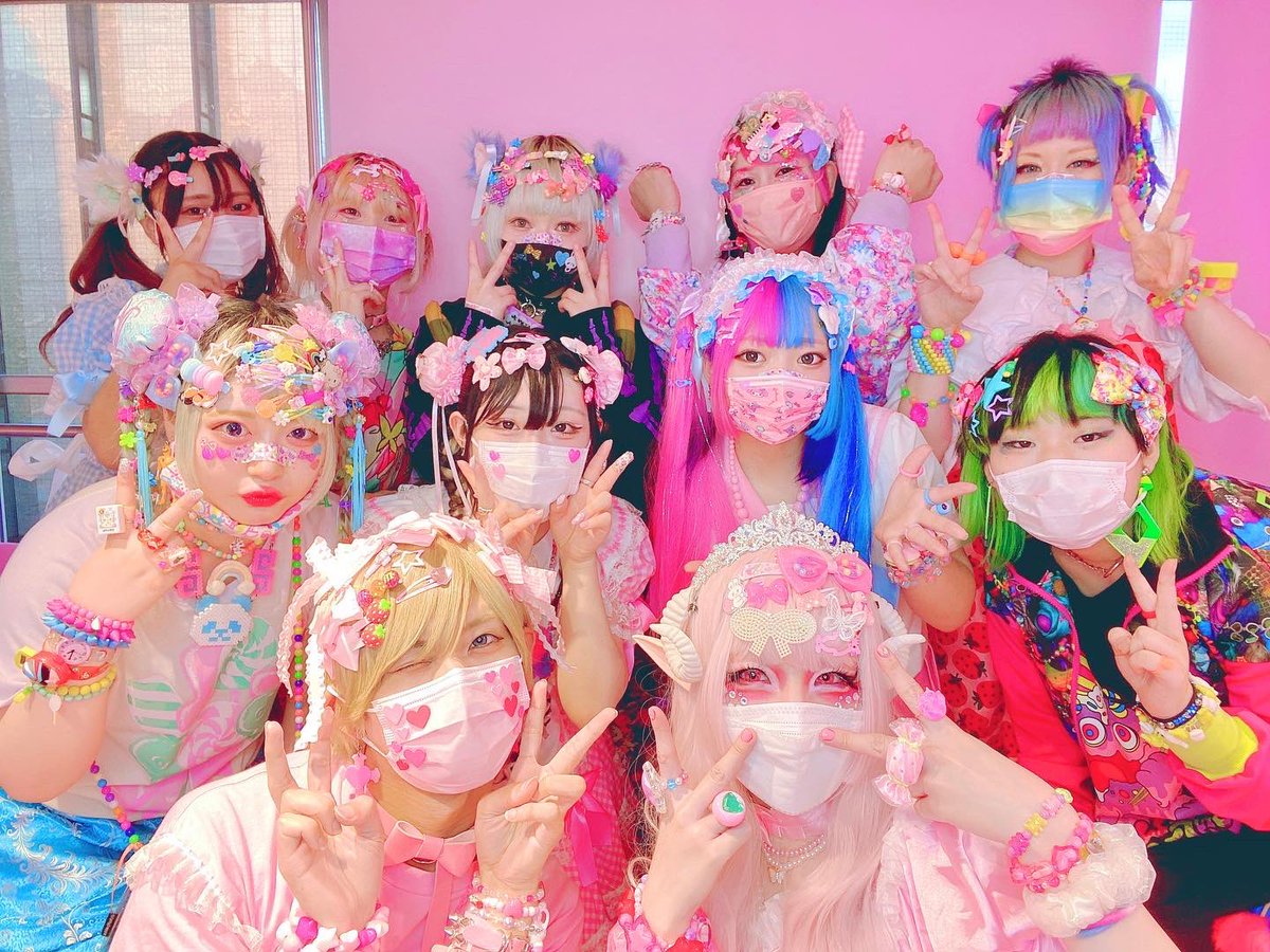【デコラファッションNICOって何者？】現役高校生”デコラ会”リーダー【プロフィール】ド派手ファッションの実態は？ - 小兎ブログ